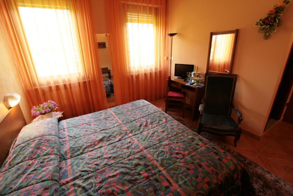 Hotel Sarre Exteriör bild